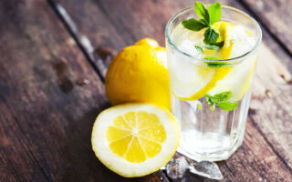 Какими свойствами обладает вода с лимоном